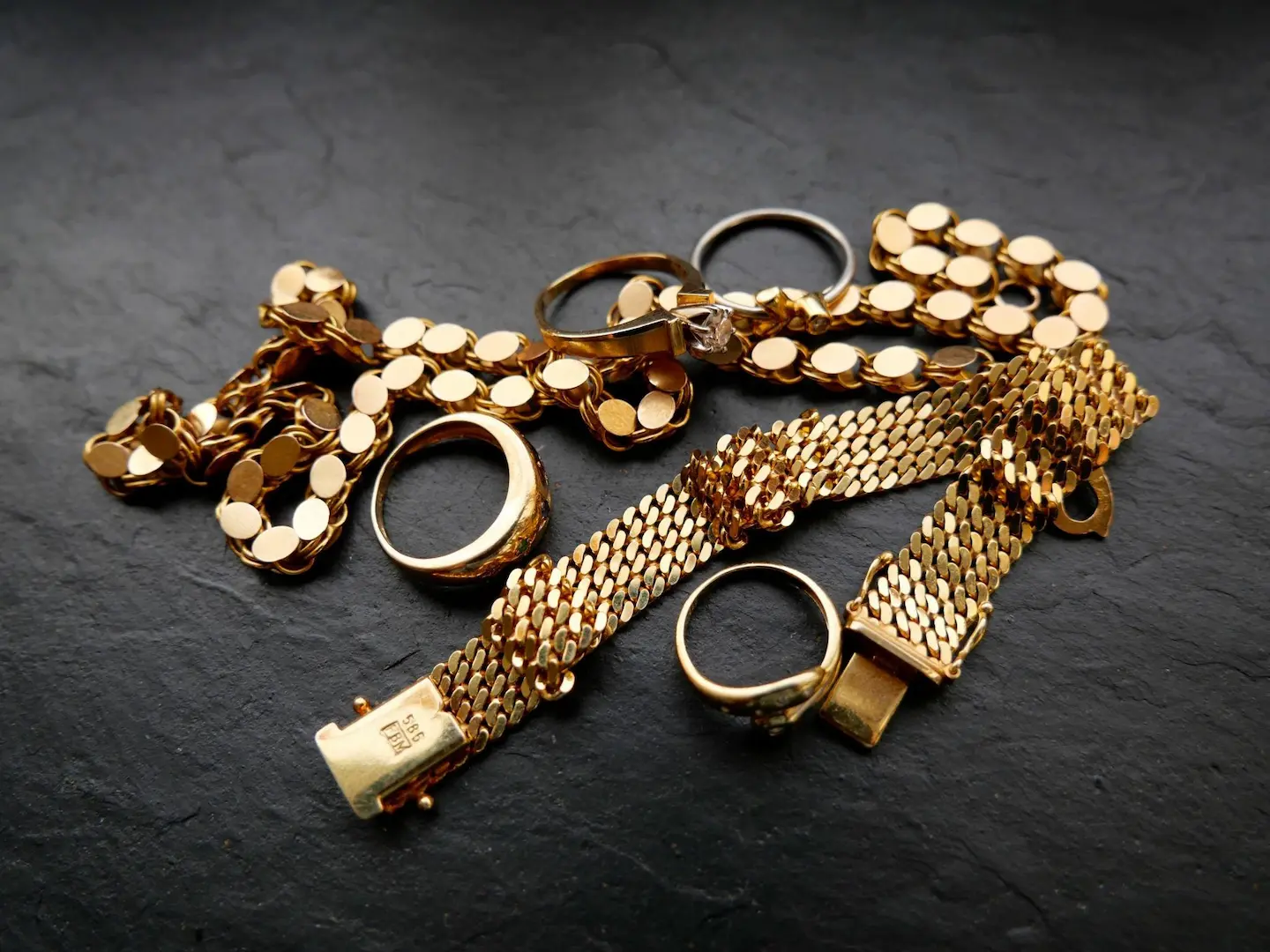 Goldene Ketten, Ringe und Armbänder
